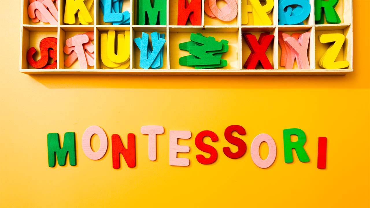 Montessori écrit avec des lettres de couleur en bois